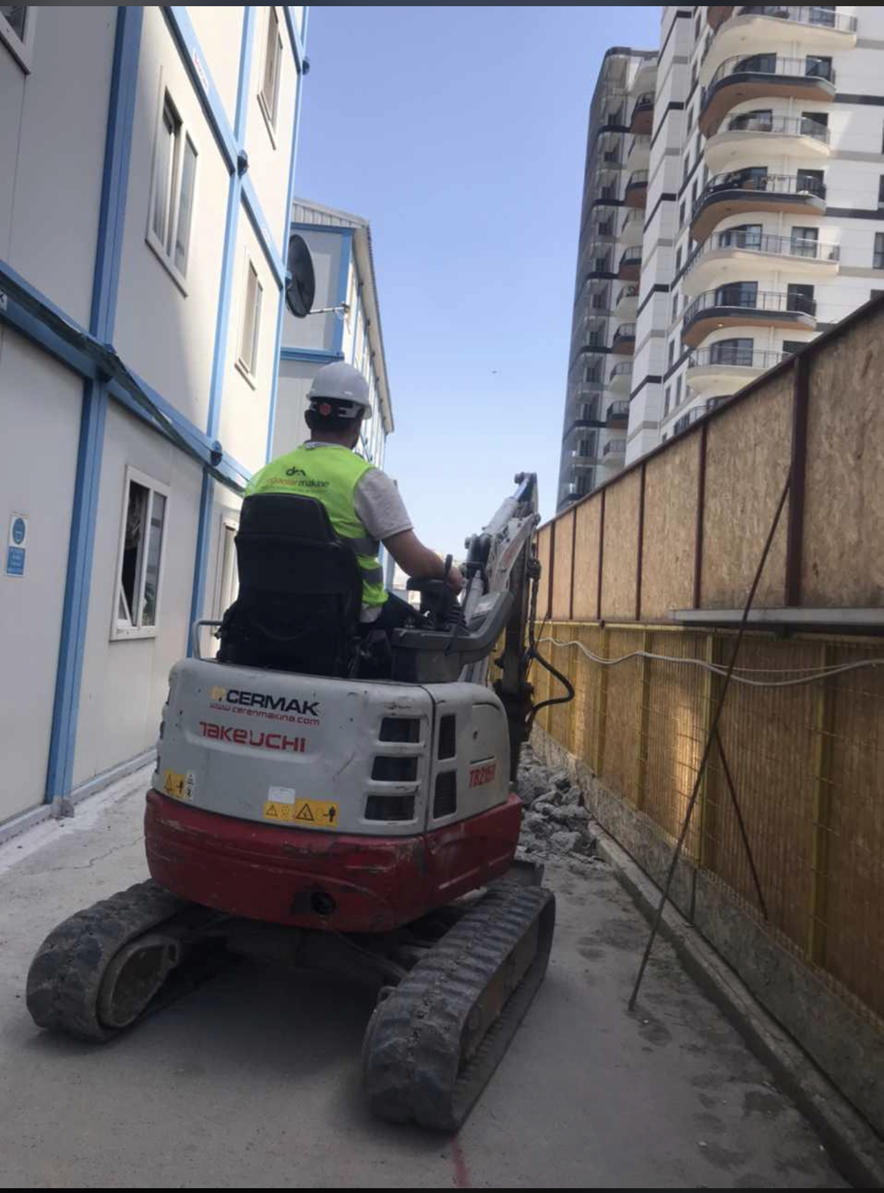 KİRALIK KIRICILI 2 TON MİNİ ESKAVATÖR